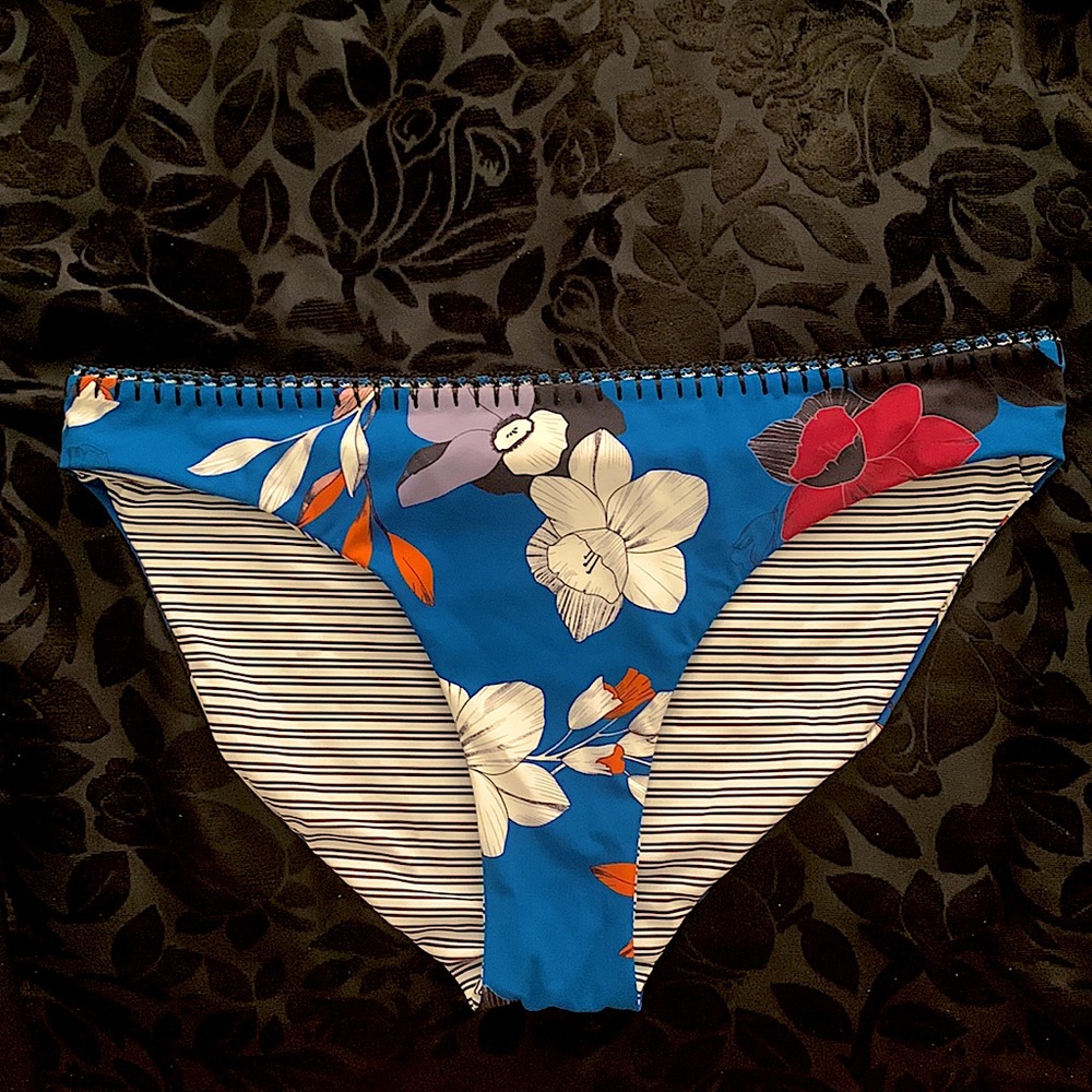 4/$25 NWT--Women's Red Carter Floral Lola Full Cut Bikini Bottom Medium